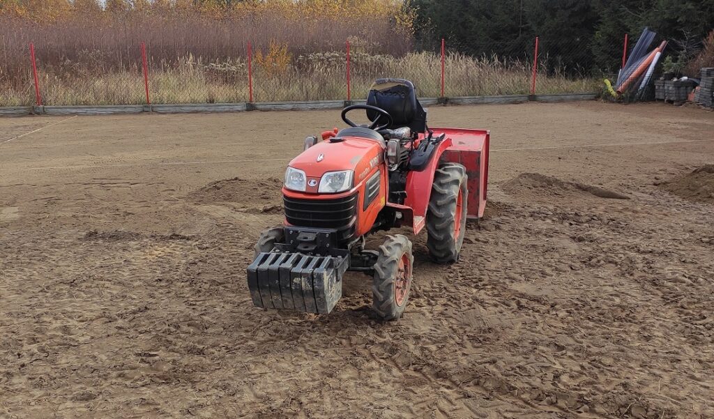 Wyrównanie terenu pod trawnik mini traktorkiem